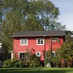 Casa Roja Isla Tenglo Guest House